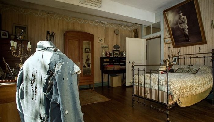 Родители замуровали комнату сына, погибшего еще 100 лет назад, превратив ее в капсулу времени