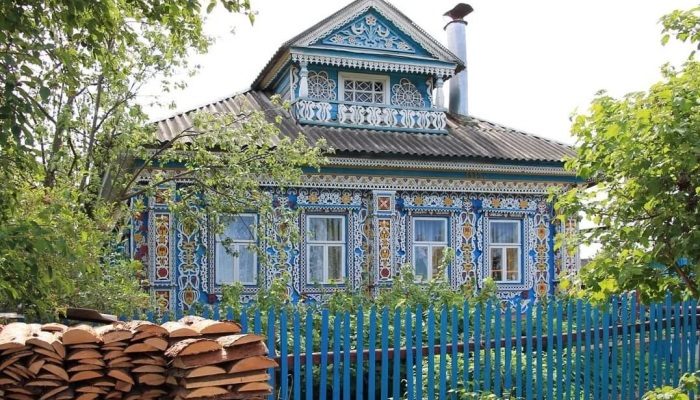 Не мансарда и не мезонин: что за небольшое помещение делали в избах под самой крышей