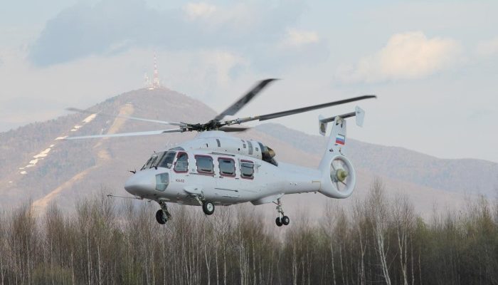 Окажется ли вертолет в другой части Земли, если он зависнет в воздухе на 12 часов