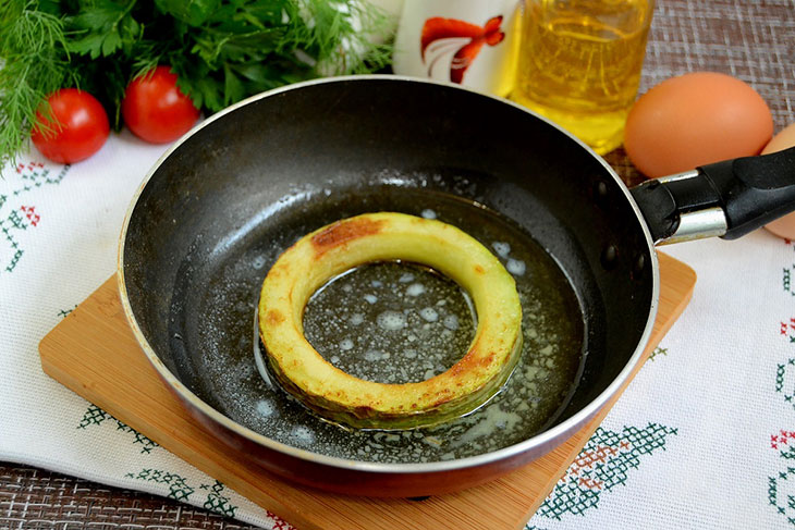 Яичница в кабачке - оригинально, вкусно и просто